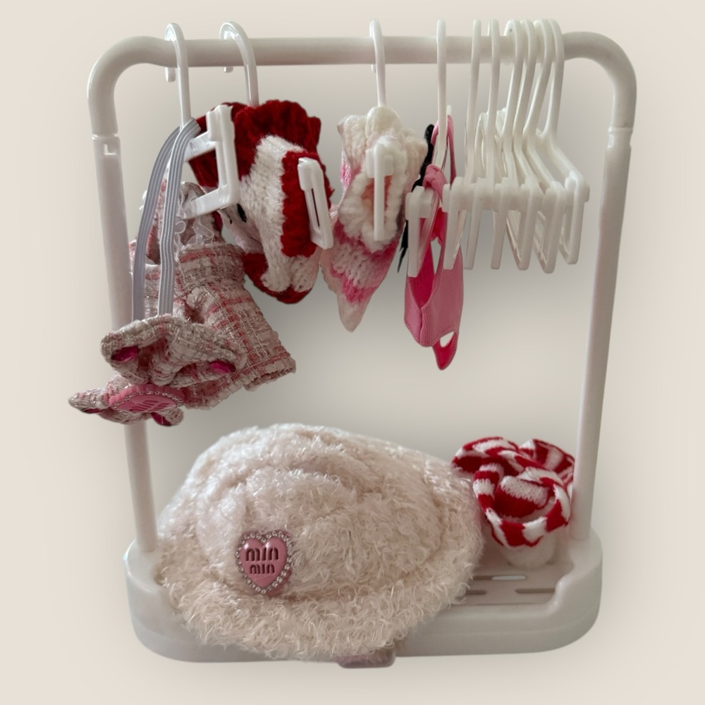 Labubu Clothes Rack with 9 Hangers – Doll Storage Accessory